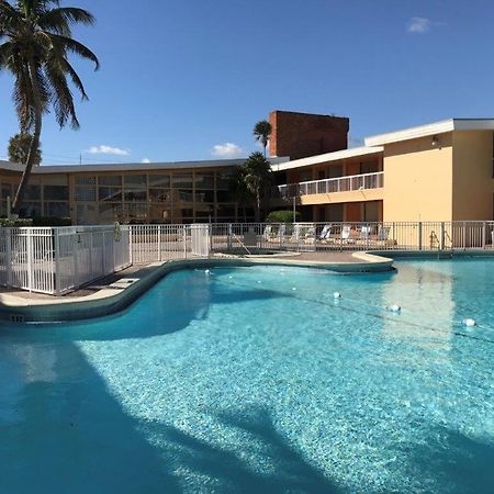 Sahara Beach Club Aparthotel Sunny Isles Beach Exterior photo